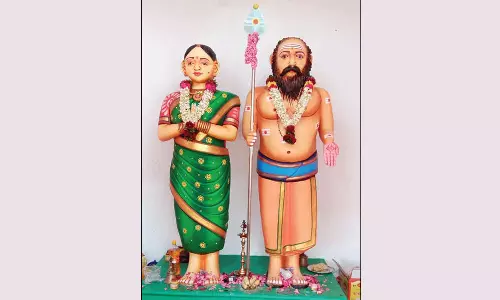 தாத்தா-பாட்டிக்கு சிலை வைத்து கோவில் கட்டி வழிபடும் பேரன்கள்