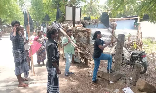 காதல் ஜோடி தற்கொலை: வாலிபர் உடலை வாங்க மறுத்து கருப்பு கொடி கட்டி போராட்டம்