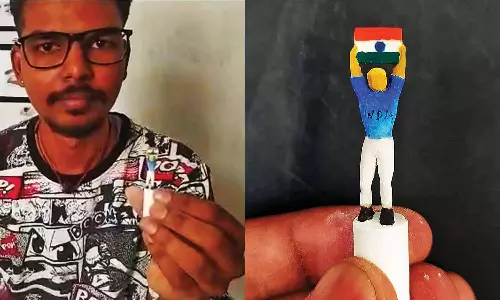 சுதந்திர தினத்தை முன்னிட்டு சாக்பீஸ் துண்டுகளில் தேசிய கொடி வரைந்து மாணவர் சாதனை