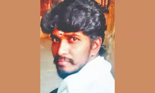 பஞ்சாயத்து வார்டு உறுப்பினர் கொலையில் 2 வாலிபர்கள் சிக்கினர்- 2-வது நாளாக உறவினர்கள் போராட்டம்