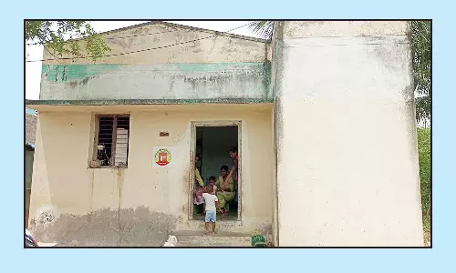 தனியார் வீட்டில் இயங்கி வரும் நரிக்குடி அங்கன்வாடி மையம்