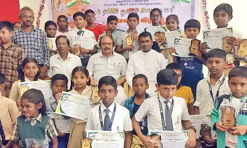 ஓடும் ரெயிலில் ஓவியப்போட்டி