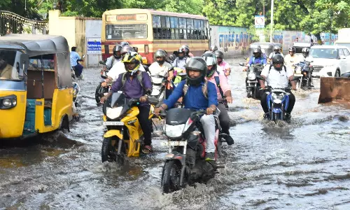 விடிய விடிய மழை பெய்ததால் சாலைகளில் தண்ணீர் தேக்கம்- பூந்தமல்லியில் வீடுகளுக்குள் வெள்ளம் புகுந்தது