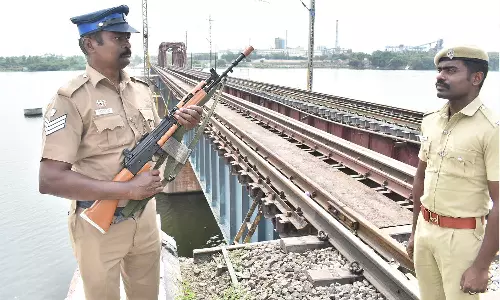 சுதந்திர தினத்தை முன்னிட்டு ஈரோடு காவிரி ரெயில் பாலத்திற்கு துப்பாக்கி ஏந்திய போலீஸ் பாதுகாப்பு