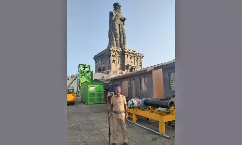 கன்னியாகுமரியில் 133 அடி உயர திருவள்ளுவர் சிலைக்கு துப்பாக்கி ஏந்திய போலீஸ் பாதுகாப்பு