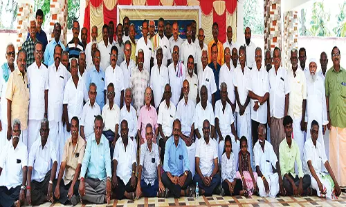 நத்தம் பள்ளியில் முன்னாள் மாணவர்கள் சந்திப்பு