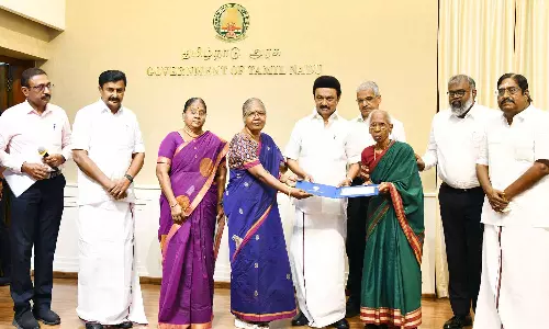 பேராசிரியர் மா.நன்னன் மனைவிக்கு ரூ.10 லட்சம்: முதலமைச்சர் மு.க.ஸ்டாலின் வழங்கினார்