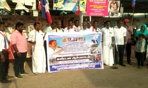 விடுதலை சிறுத்தைகள் கட்சியினர் ஆர்பாட்டம்