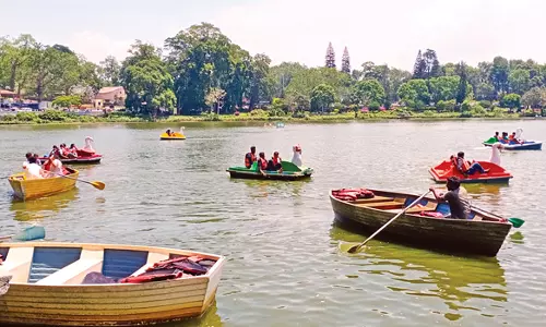 விடுமுறையையொட்டி ஏற்காட்டில் குவிந்த சுற்றுலா பயணிகள்