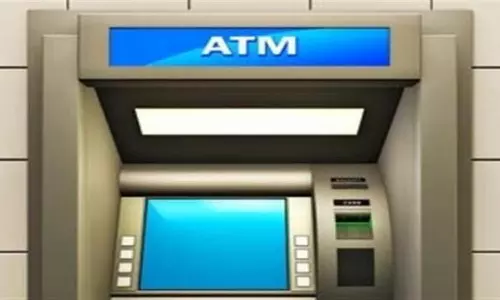 ஈரோட்டில் கடன் தொல்லை காரணமாக ஏ.டி.எம். எந்திரத்தில் கொள்ளையடிக்க முயன்ற பெண்ணால் பரபரப்பு