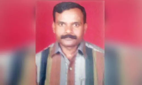 முத்தூரில் கார் மோதி தாசில்தார் டிரைவர் பலி