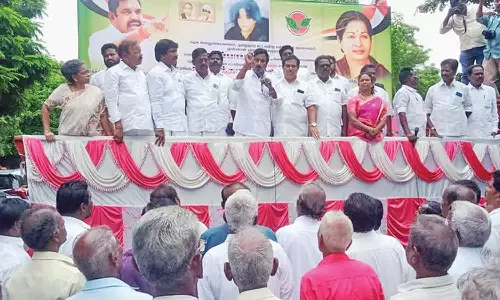 புதுவை ரெயில் நிலையம் முன்பு அ.தி.மு.க. ஆர்ப்பாட்டம்