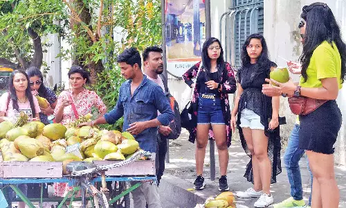 சுற்றுலா பயணிகளால் திணறிய புதுவை