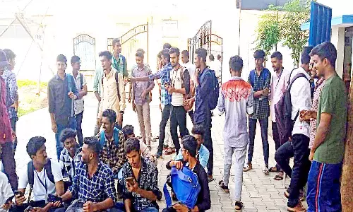 கல்லூரி மாணவர்கள் தர்ணா