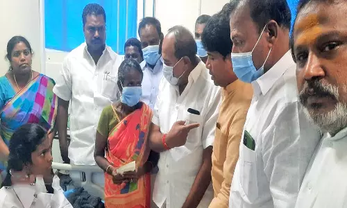 நெல்லை அரசு ஆஸ்பத்திரியில் சிகிச்சை பெறும் நாங்குநேரி மாணவருக்கு அ.தி.மு.க. மாவட்ட செயலாளர் ஆறுதல்