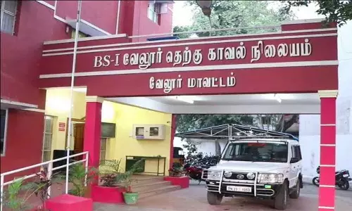 ரத்த காயங்களுடன் பெண் போராட்டம்