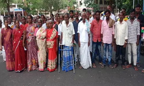 வேலூர்-அமிர்தி சாலையை சீரமைக்க வேண்டும்