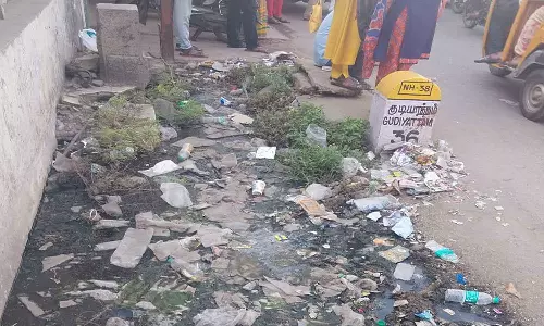 காட்பாடி சாலையில் கால்வாயில் தேங்கி நிற்கும் கழிவுநீர்