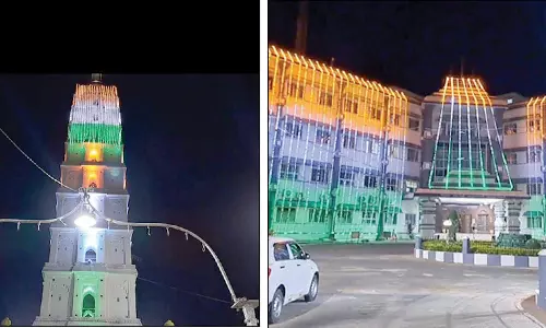 மூவர்ணத்தில் ஜொலிக்கும் நாகை கலெக்டர் அலுவலகம்- நாகூர் தர்கா