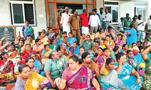 சேலம் மாநகராட்சி அலுவலகத்தை  முற்றுகையிட்டு தூய்மை பணியாளர்கள் போராட்டம்