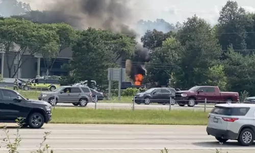 சாகசத்தின் போது தீப்பிடித்த விமானம்.. நடுவானில் மிதந்த விமானி.. பரபரத்த ஏர்-ஷோ..!