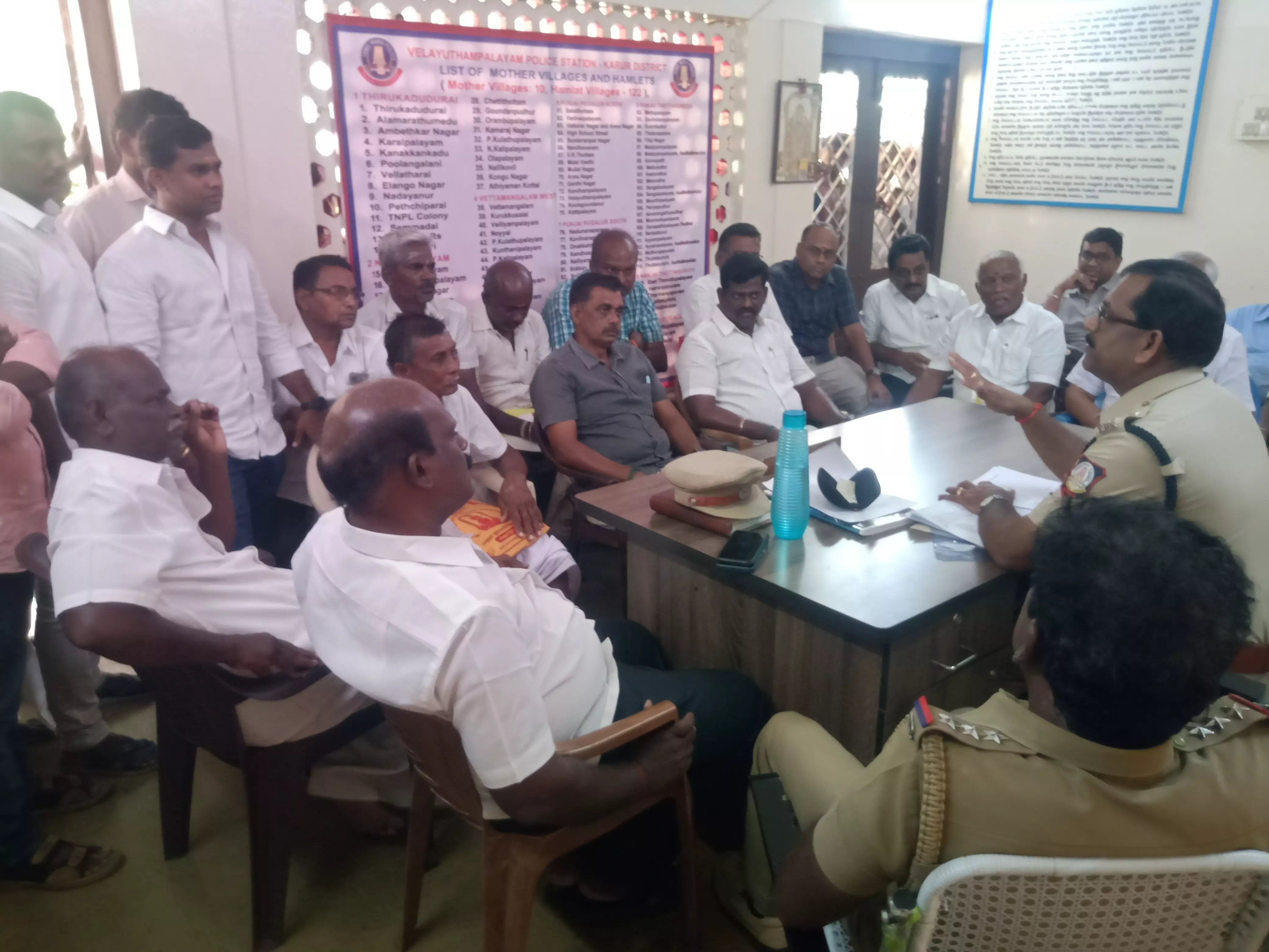 முன்னுரிமை வழங்குவது தொடர்பாக போலீசார் நடத்திய சமரச கூட்டம் முன்னுரிமை வழங்குவது தொடர்பாக போலீசார் நடத்திய சமரச கூட்டம்