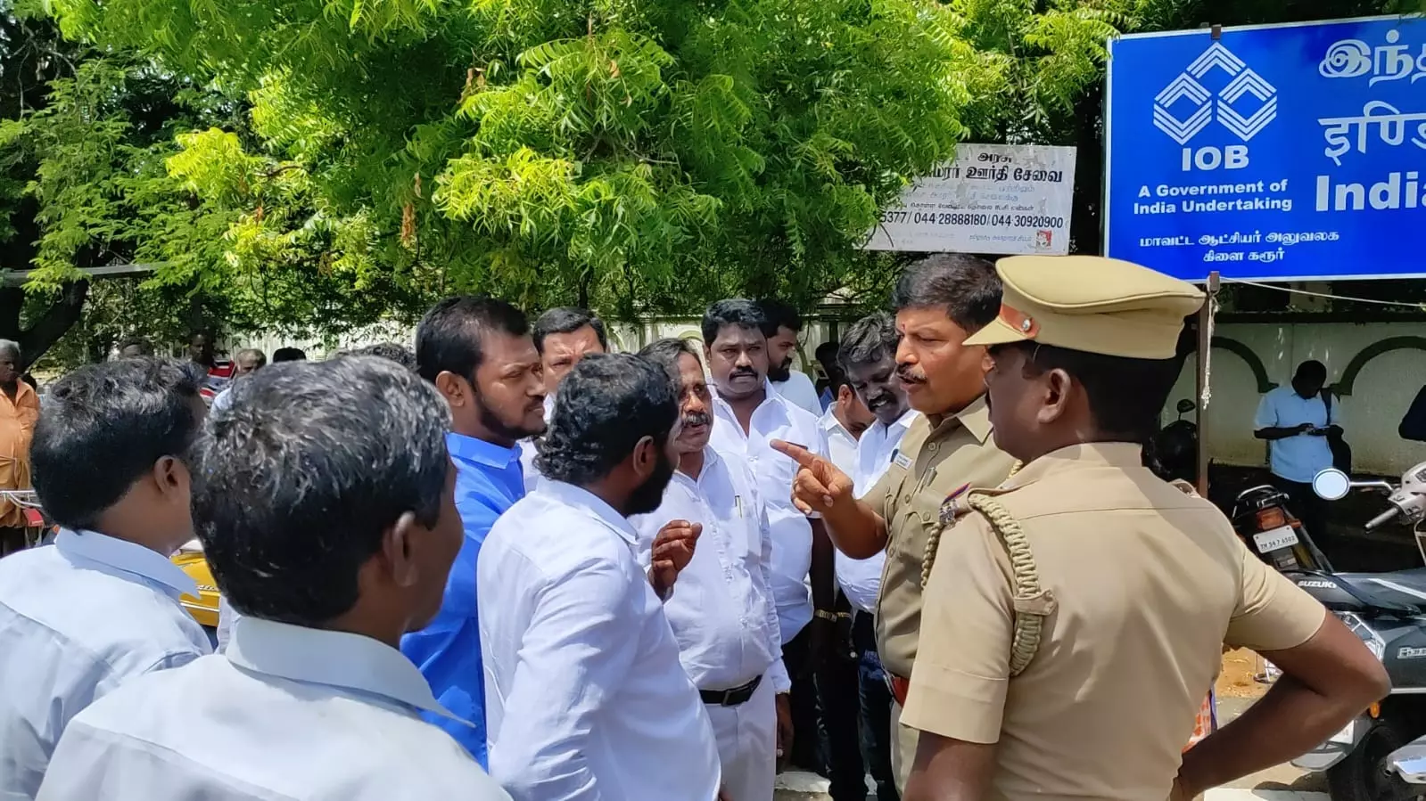 போலீசாருடன் வி.சி.க. வாக்குவாதம் போலீசாருடன் வி.சி.க. வாக்குவாதம்