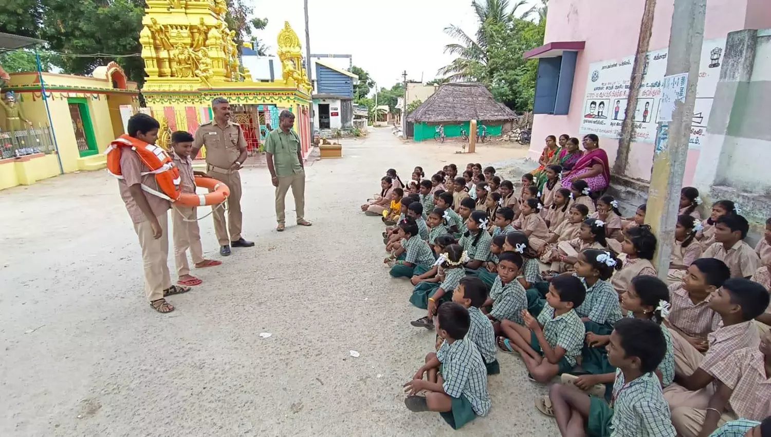 அரசு பள்ளியில் தீ விபத்து குறித்து விழிப்புணர்வு அரசு பள்ளியில் தீ விபத்து குறித்து விழிப்புணர்வு