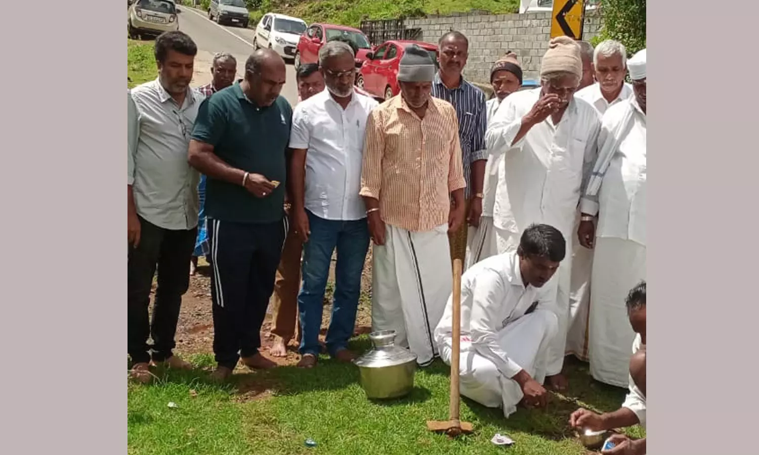 கோத்தகிரி அருகே சுண்டட்டியில் புதிய சாலை அமைப்பதற்கு பூமி பூஜை கோத்தகிரி அருகே சுண்டட்டியில் புதிய சாலை அமைப்பதற்கு பூமி பூஜை