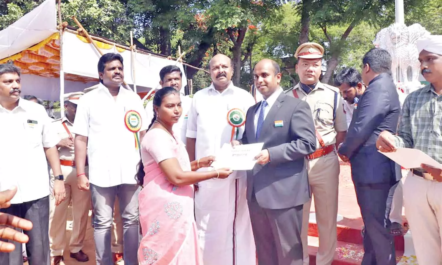 சுதந்திர தினவிழாவில் 85 பயனாளிகளுக்கு நலத்திட்ட உதவிகள் வழங்கல் சுதந்திர தினவிழாவில் 85 பயனாளிகளுக்கு நலத்திட்ட உதவிகள் வழங்கல்