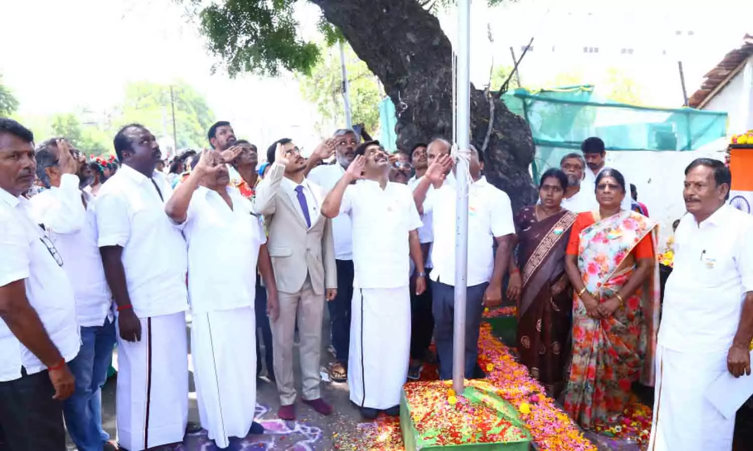 திருப்பூர் மாநகராட்சி சார்பில் சுதந்திர தின விழா- மேயர் தேசிய கொடியேற்றினார்