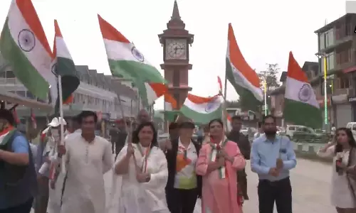 ஸ்ரீநகர் லால் சவுக் பகுதியில் தேசியக் கொடி ஏந்தி சுதந்திர தினவிழாவை கொண்டாடிய மக்கள்