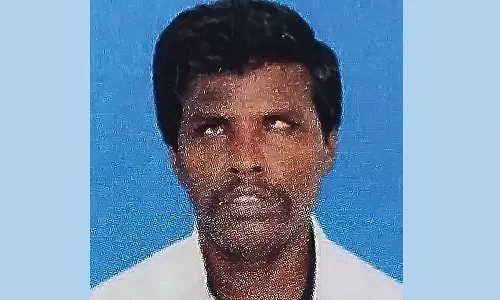 திண்டுக்கல் அருகே ரெயிலில் அடிபட்டு கிராம நிர்வாக அலுவலர் பலி