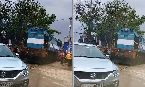 வாகன போக்குவரத்து நெரிசலால் நிறுத்தப்பட்ட ரெயில்: வைரலாகும் வீடியோ