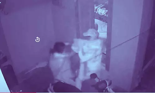 தெலுங்கானா மாநிலத்தில் வீடு புகுந்த திருடனை தாக்கி விரட்டியடித்த பெண்