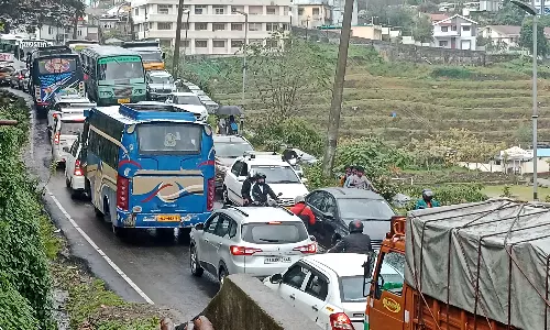 கொடைக்கானலில் தொடர் விடுமுறையால் திக்குமுக்காடிய சுற்றுலா வாகனங்கள்