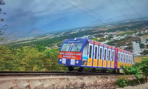 பழனி : மலைக்கோவிலில் 3-வது மின் இழுவை ரெயிலில் 2 பெட்டிகள் இணைத்து சோதனை