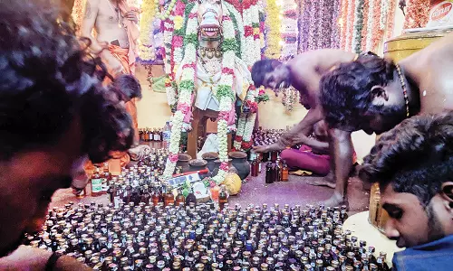 குச்சனூரில் சோனை கருப்பசாமிக்கு மதுபாட்டில்கள் படையலிட்டு வழிபாடு