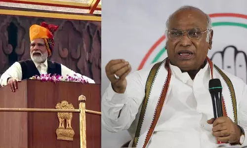 மோடி அவரது வீட்டில் கொடியேற்றுவார்: மல்லிகார்ஜூன கார்கே