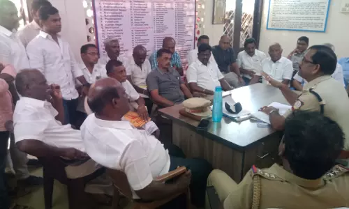 முன்னுரிமை வழங்குவது தொடர்பாக போலீசார் நடத்திய சமரச கூட்டம்