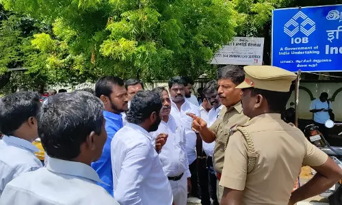 போலீசாருடன் வி.சி.க. வாக்குவாதம்