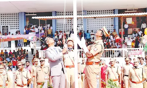 சுதந்திர தின விழாவில் கலெக்டர் ஸ்ரீதர் தேசிய கொடியேற்றினார்