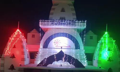 மின்னொளியில் ஜொலிக்கும் காந்தி-காமராஜர் நினைவு மண்டபங்கள்