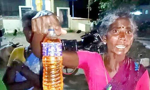 தேசிய நெடுஞ்சாலையில் விசாரணைக்காக அழைத்து சென்றவர்களை விடுவிக்க கோரி சாலை மறியல்