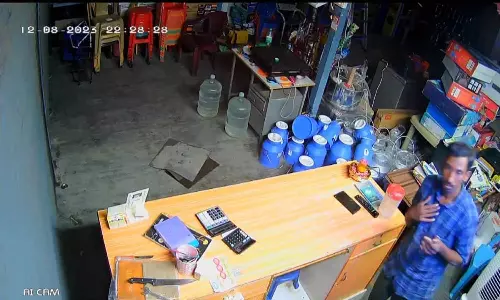 பாத்திர கடையில் சாமி கும்பிட்டு திருட்டில் ஈடுபட்ட மர்ம நபர்