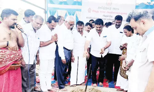 ஓசூர்-பாகலூர் சாலையில் மலர் வணிக வளாகம் கட்ட பூமி பூஜை