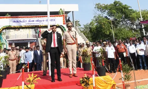 தூத்துக்குடி தருவை மைதானத்தில் கலெக்டர் செந்தில்ராஜ் தேசிய  கொடியேற்றினார்