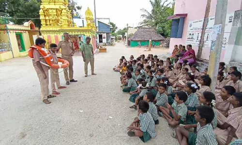 அரசு பள்ளியில் தீ விபத்து குறித்து விழிப்புணர்வு