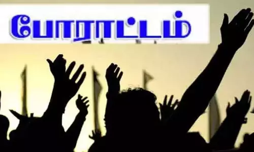 கல்லூரி முன்பு மாணவர்கள் தர்ணா போராட்டம்