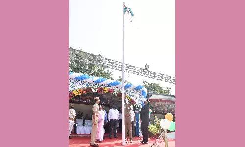 ஈரோட்டில் கலெக்டா் ராஜகோபால் சுன்கரா தேசியக்கொடியேற்றி வைத்து மரியாதை